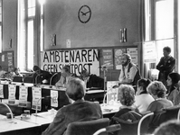 842325 Afbeelding van een ambtenarenprotest tijdens een vergadering van Provinciale Staten van Utrecht, in de ...